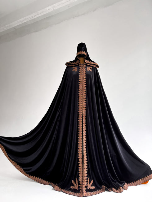 Long cape golden lace